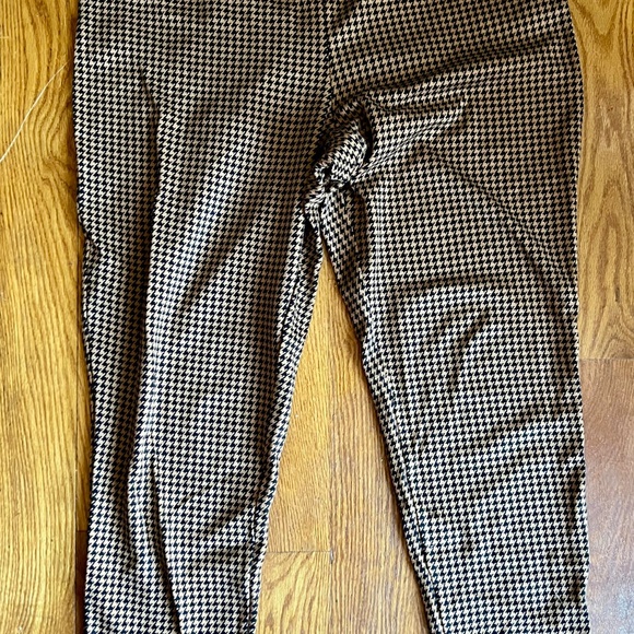 2/$25 Loft soft flattering leggings in houndstooth and caramel - Picture 2 of 9